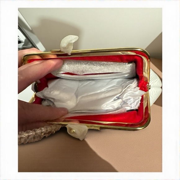 Dooney & Bourke White Leather kiss lock coin purse Women's. Rare color - Picture 3 of 6